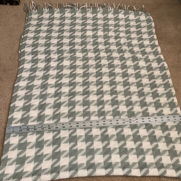 Womens soft houndstooth scarf - Picture 3 of 6